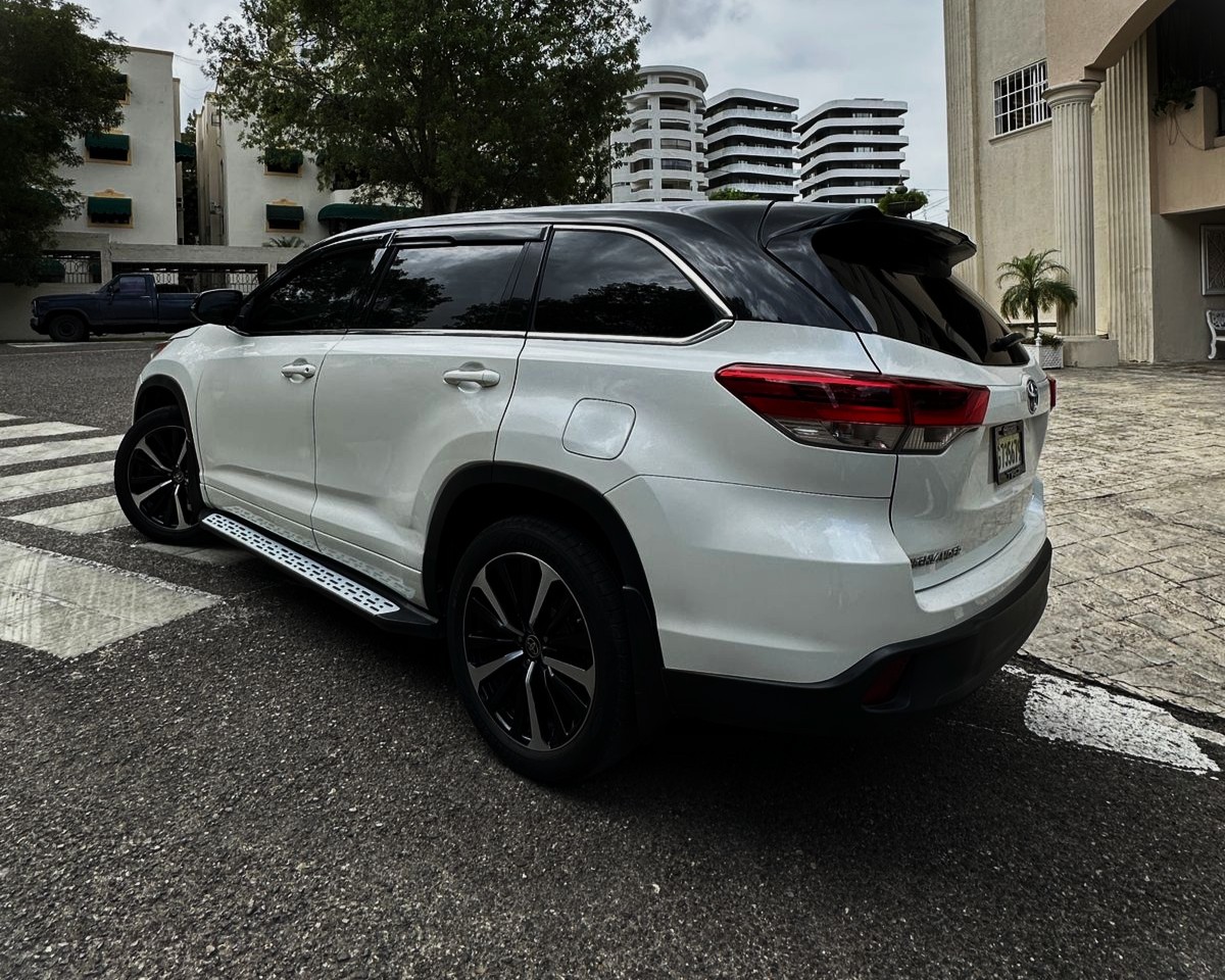 Toyota Highlander image 2